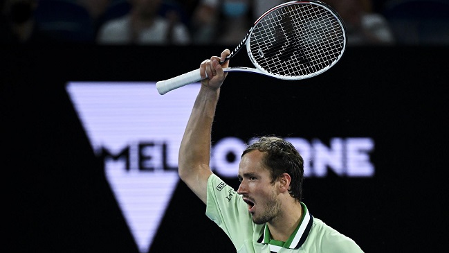 Medvedev se sacó de encima un punto de partido y eliminó a Auger-Aliassime de Australia