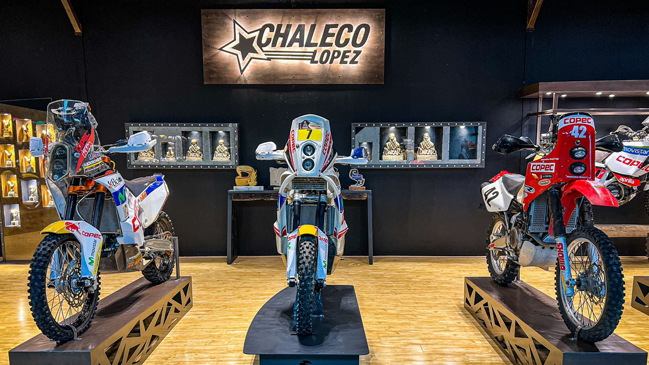 “Chaleco” López inauguró muestra en el Museo del Automóvil