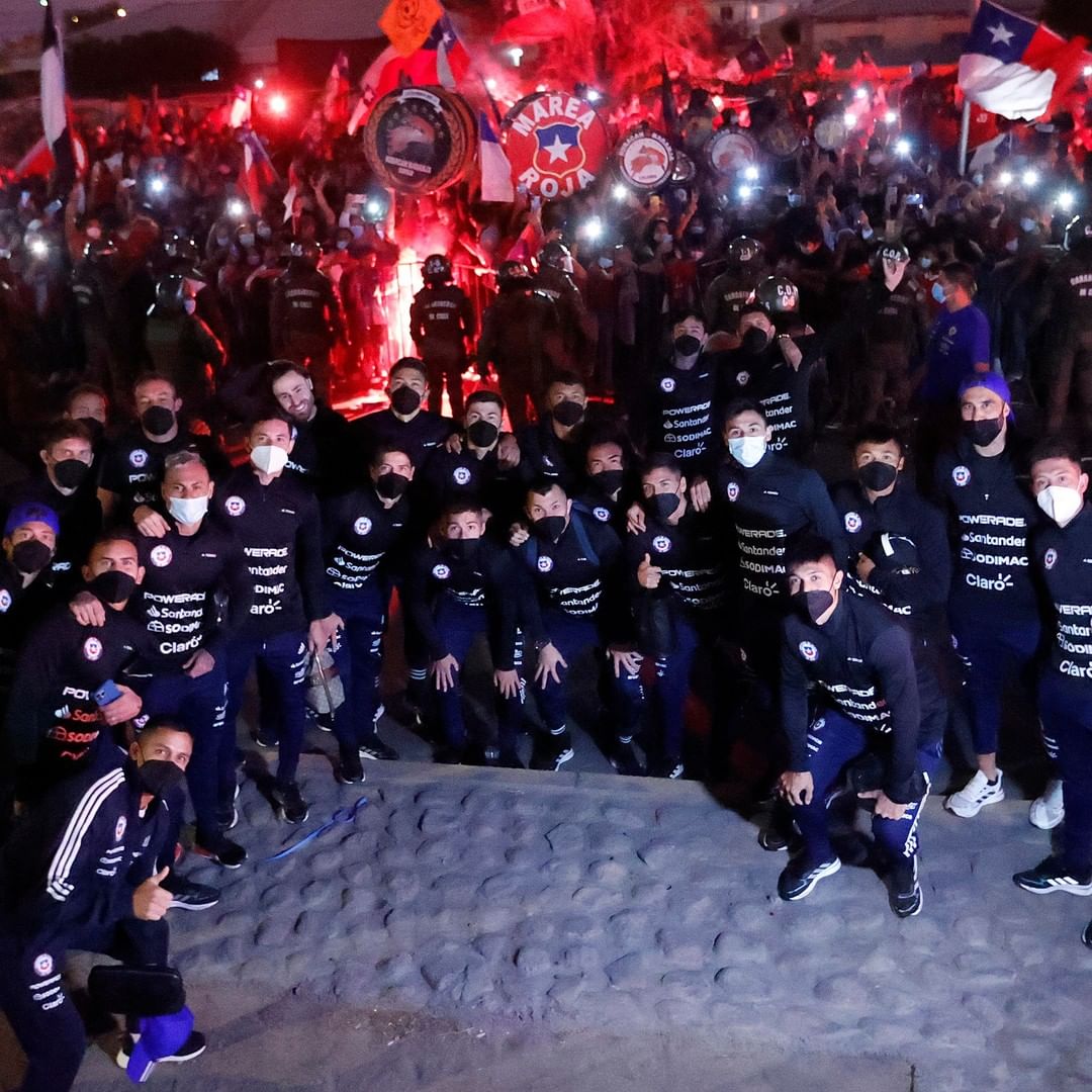 ¡Tremendo! La Roja recibió el apoyo de los hinchas con espectacular banderazo en Calama