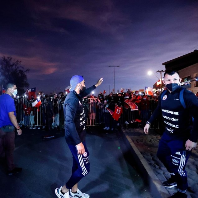 ¡Se pasaron! El emotivo banderazo de los hinchas de La Roja en la previa del duelo con Argentina
