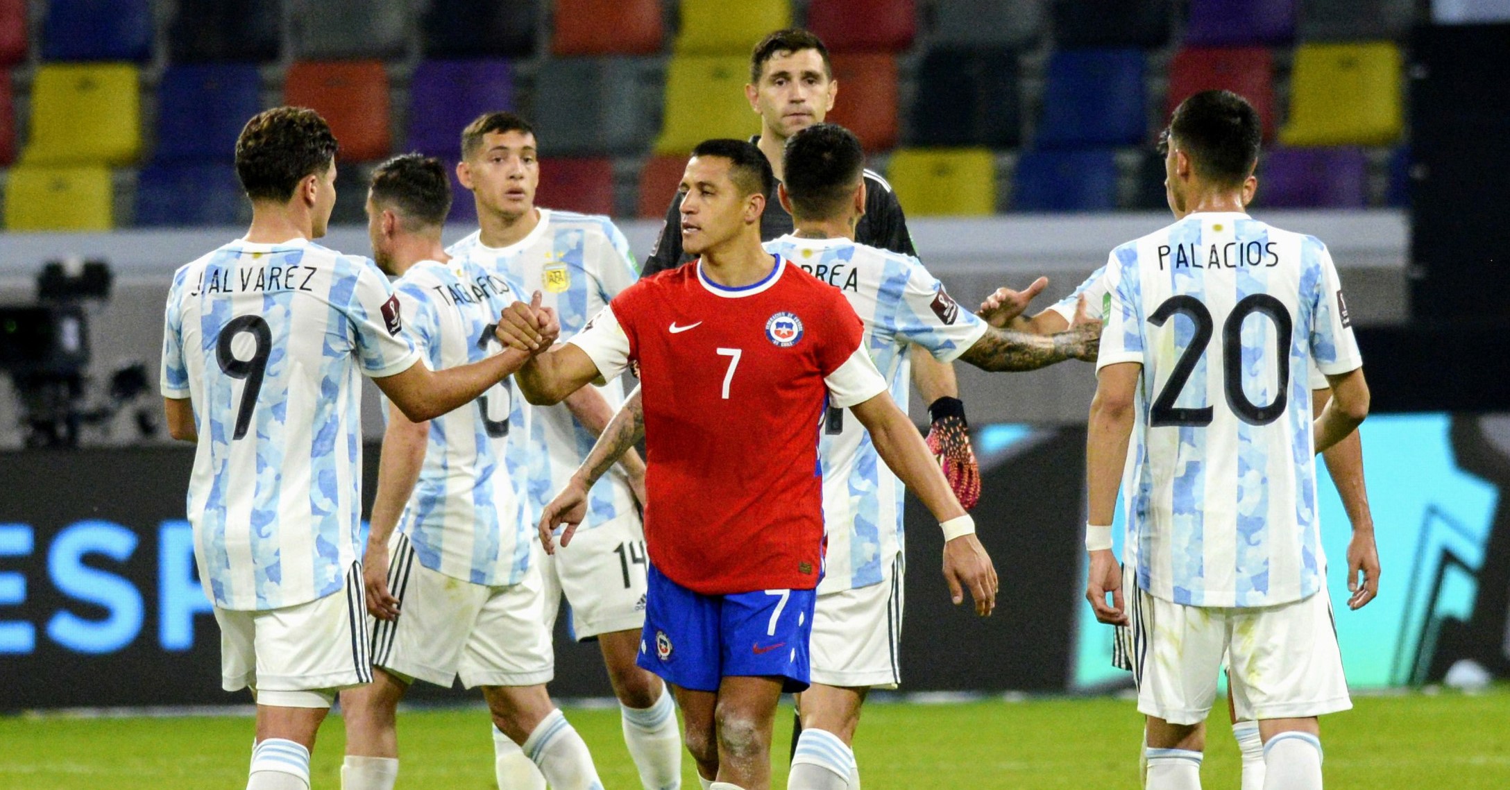 El último antecedente en Clasificatorias: Alexis anotó en el empate ante Argentina en Santiago del Estero