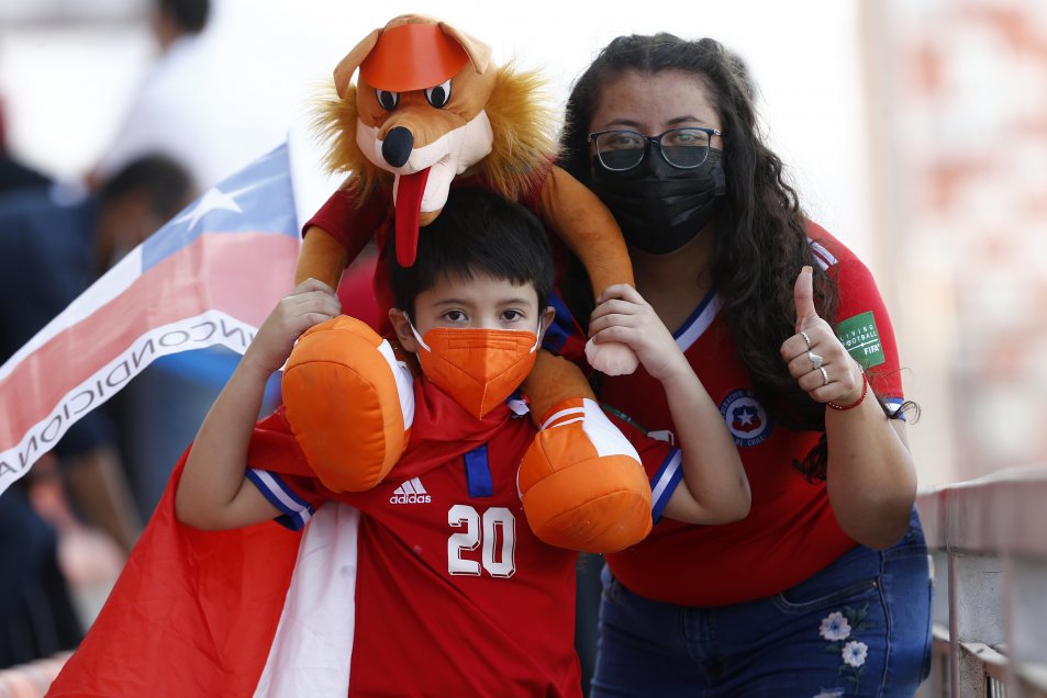 Los hinchas tiñeron de rojo el Zorros del Desierto en la previa del duelo entre Chile y Argentina