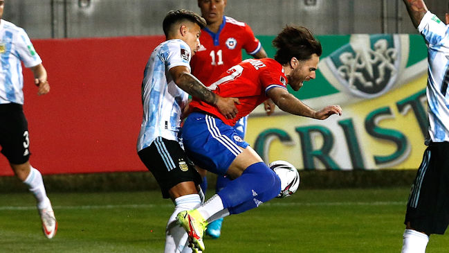 Ben Brereton se coló por el segundo palo para festejar con un cabezazo