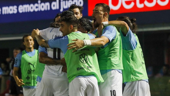 Uruguay superó a Paraguay en el debut de su DT Diego Alonso y encarriló su camino al Mundial