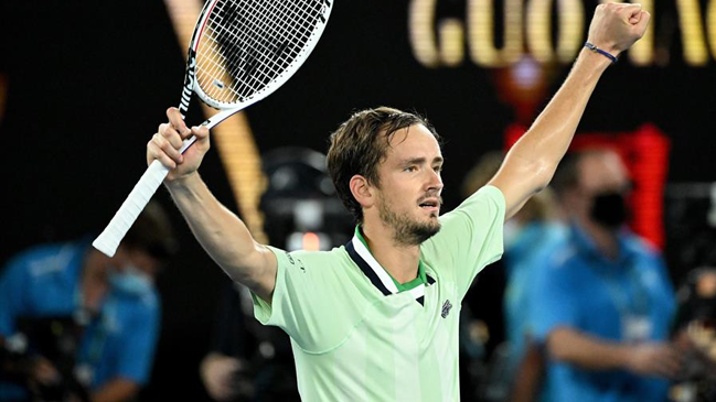 Medvedev venció a Tsitsipas y enfrentará a Nadal en la final del Australian Open