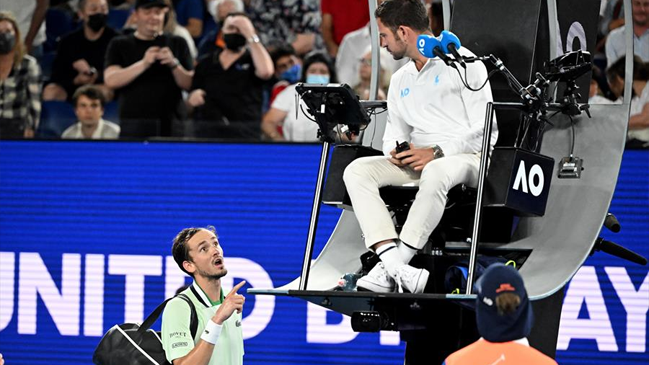 Medvedev tuvo un duelo aparte con el juez de silla: “¿Eres estúpido?”