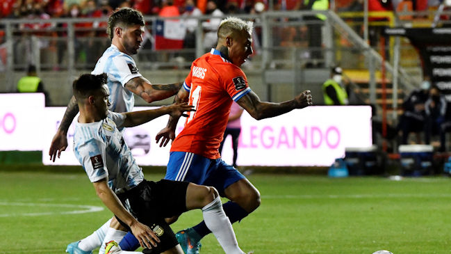 Eduardo Vargas salió de la concentración de Chile para someterse a examen