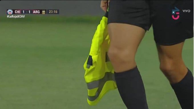 Conmebol suspendió a asistentes que improvisaron banderines en el Chile-Argentina