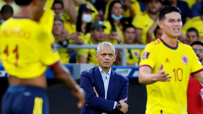 Hinchas colombianos lanzaron objetos a Reinaldo Rueda y pidieron su salida tras derrota ante Perú