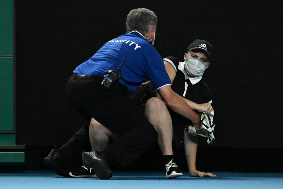 Tensión en Australia: Una activista invadió la cancha en la final entre Medvedev y Nadal