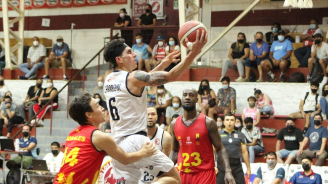 Los Leones sostuvo su invicto tras batir a Español de Talca en la Liga Nacional de Baloncesto