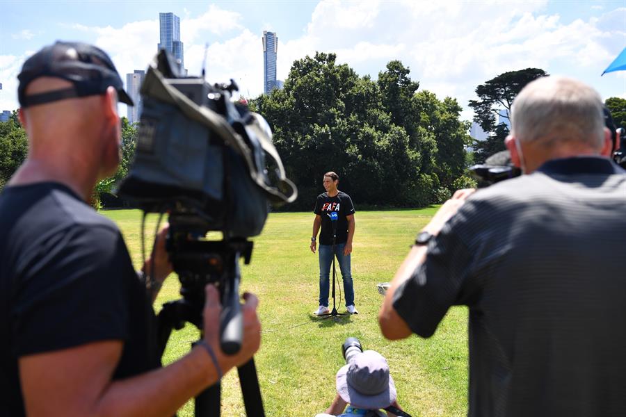 Nadal exhibió su trofeo tras ganar el Abierto de Australia, su vigesimoprimer título de Grand Slam