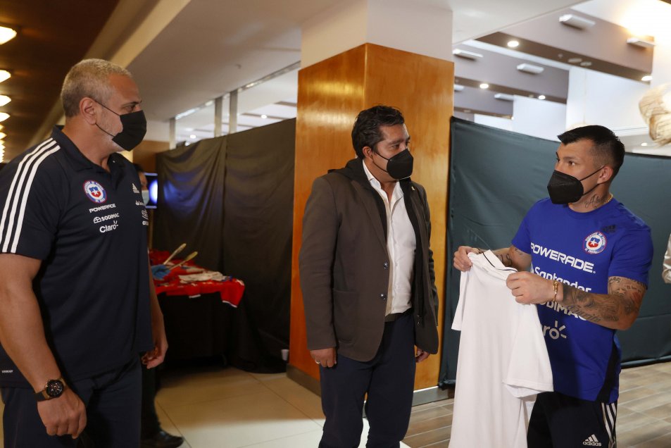 Alcalde de Calama visitó a La Roja antes de su viaje a La Paz