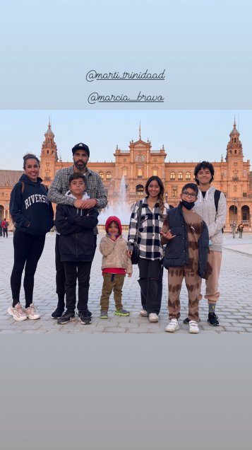 Claudio Bravo pasó las penas de la lesión junto a su familia en la Plaza de España en Sevilla