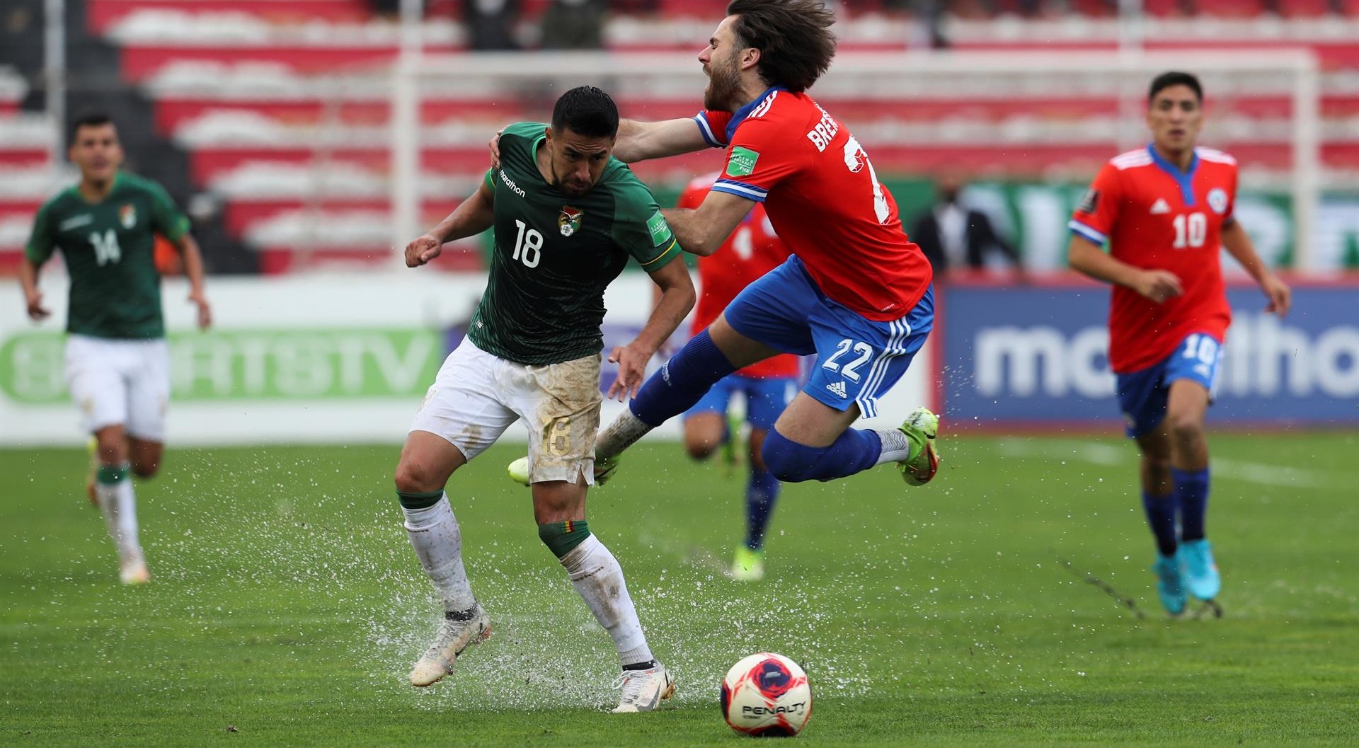“¡Impresentable!”: Las críticas de los hinchas de La Roja por el estado de la cancha en La Paz