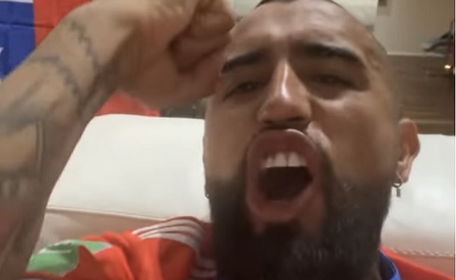 Arturo Vidal celebró eufórico la victoria de Chile sobre Bolivia en La Paz
