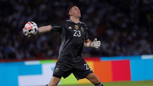 La advertencia de Basile a Dibu Martínez: Cuando le salga algo mal, se la cobrarán el doble