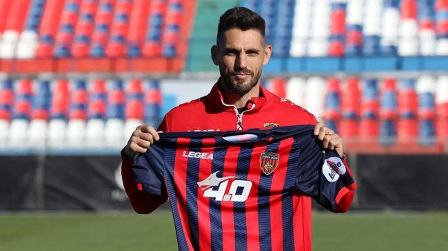 Joaquín Larrivey fue oficializado como refuerzo de Cosenza Calcio