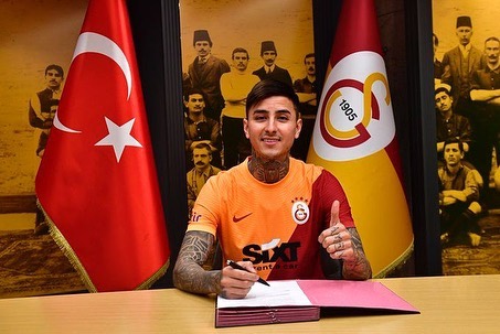Erick Pulgar firmó su contrato y posó con la camiseta de Galatasaray en Turquía