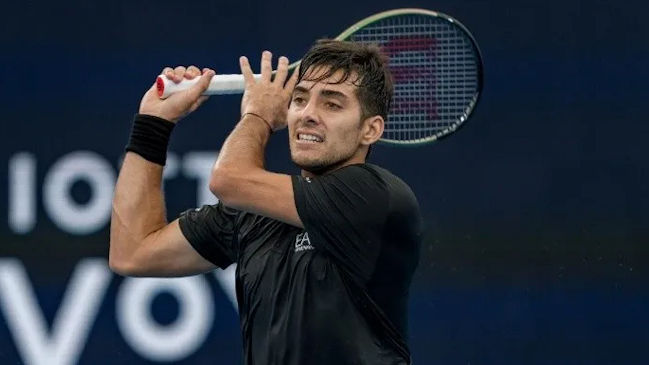 Cristian Garin tuvo debut y despedida en Córdoba al sufrir contundente remontada de Sebastián Báez