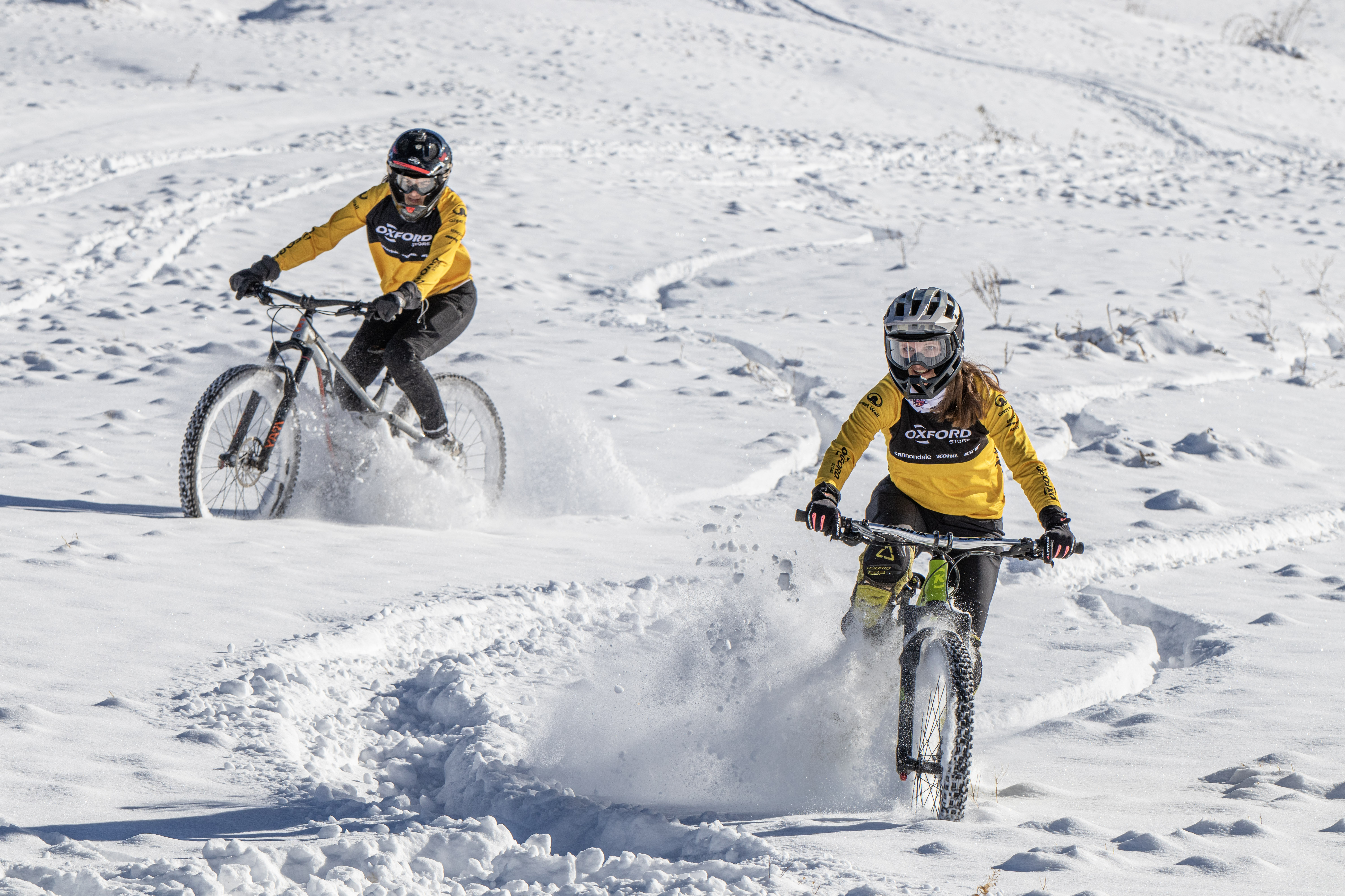 Dupla chilena buscará transformarse en la primera cordada femenina en hacer cumbre en bicicleta en Kilimanjaro