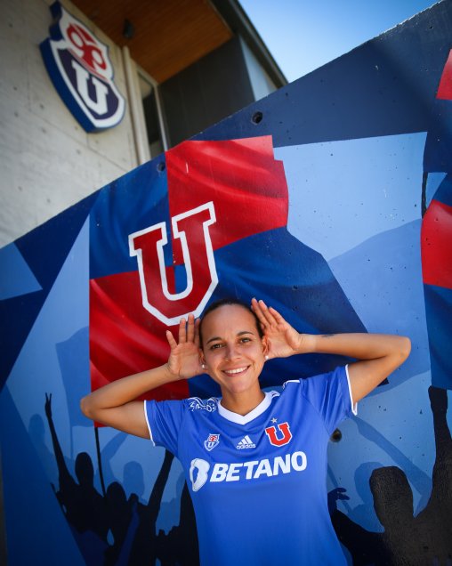 Carla Guerrero y Bárbara Sánchez lucieron la nueva camiseta de las “leonas” de la U