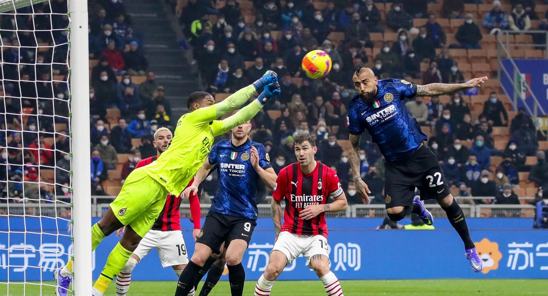 Inter sufrió amarga remontada en el derbi ante AC Milan con Alexis Sánchez y Arturo Vidal en cancha