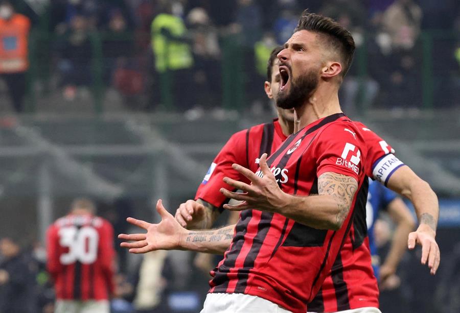 Alexis y Vidal sufrieron en cancha remontada de AC Milan en el Derby della Madonnina