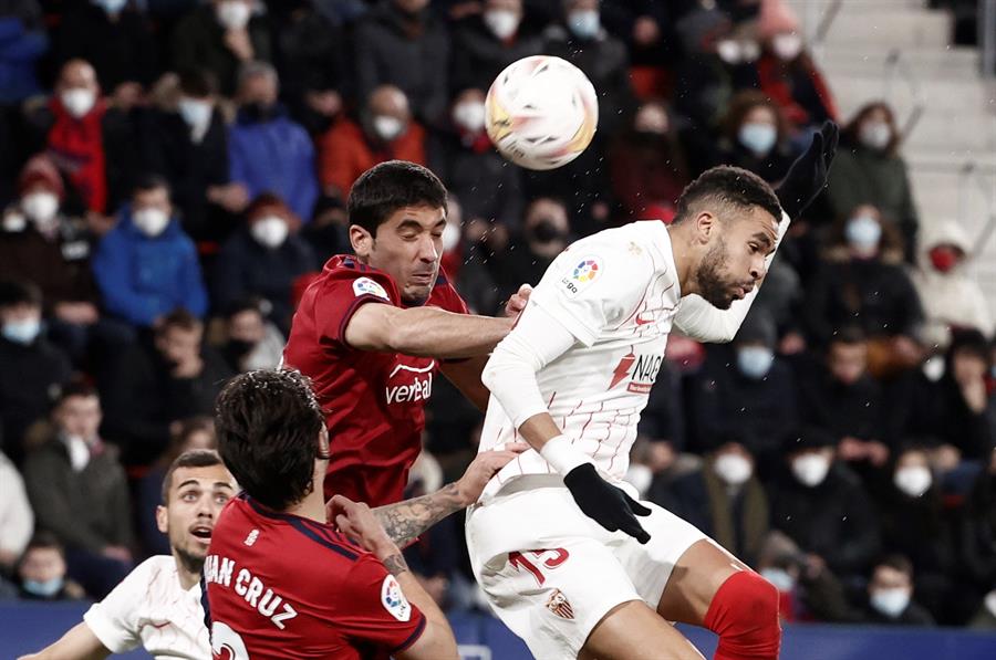 Sevilla se enredó con Osasuna y cedió terreno en la lucha por el título
