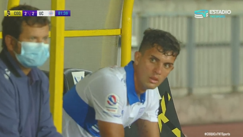 ¡Enfurecido! Ignacio Saavedra explotó en la banca de la UC tras ser sustituido ante Coquimbo