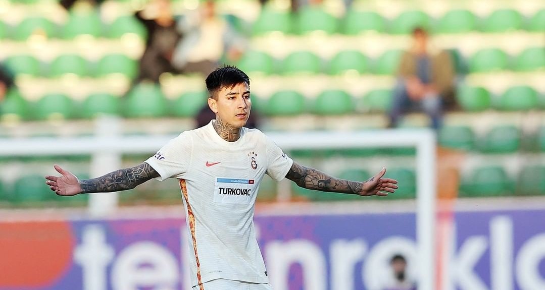 Erick Pulgar debutó con una amarilla en sus primeros minutos en Galatasaray