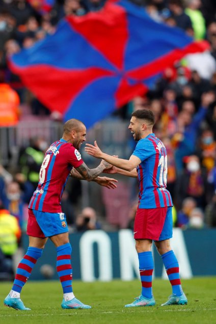 Dani Alves las hizo todas en Barcelona: Asistió, anotó y lo expulsaron ante Atlético de Madrid