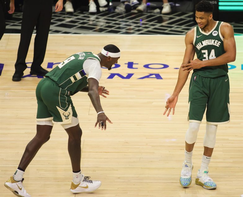 Giannis Antetokounmpo lideró contundente triunfo de los campeones ante LA Clippers