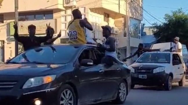Hinchas senegaleses hicieron caravana en Buenos Aires para celebrar la Copa de Africa