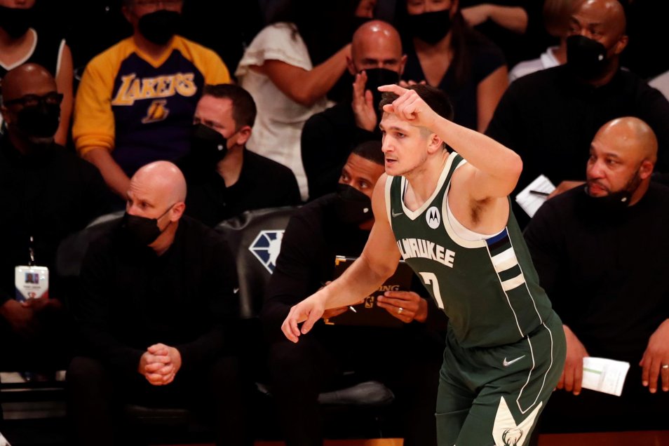 Los Bucks fulminaron a los Lakers con un monumental Antetokounmpo