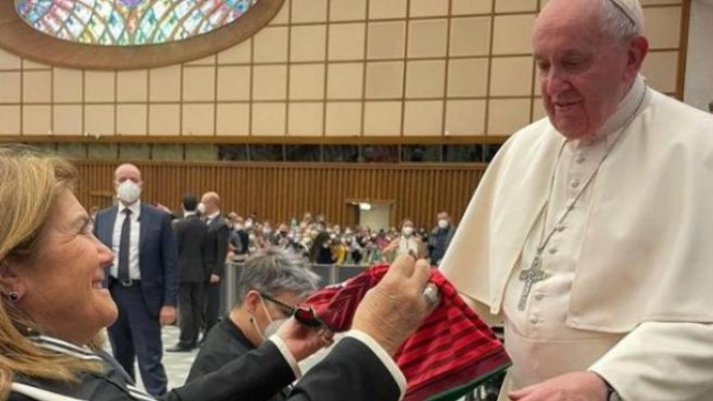 Madre de Cristiano Ronaldo le regaló al papa una camiseta de Portugal