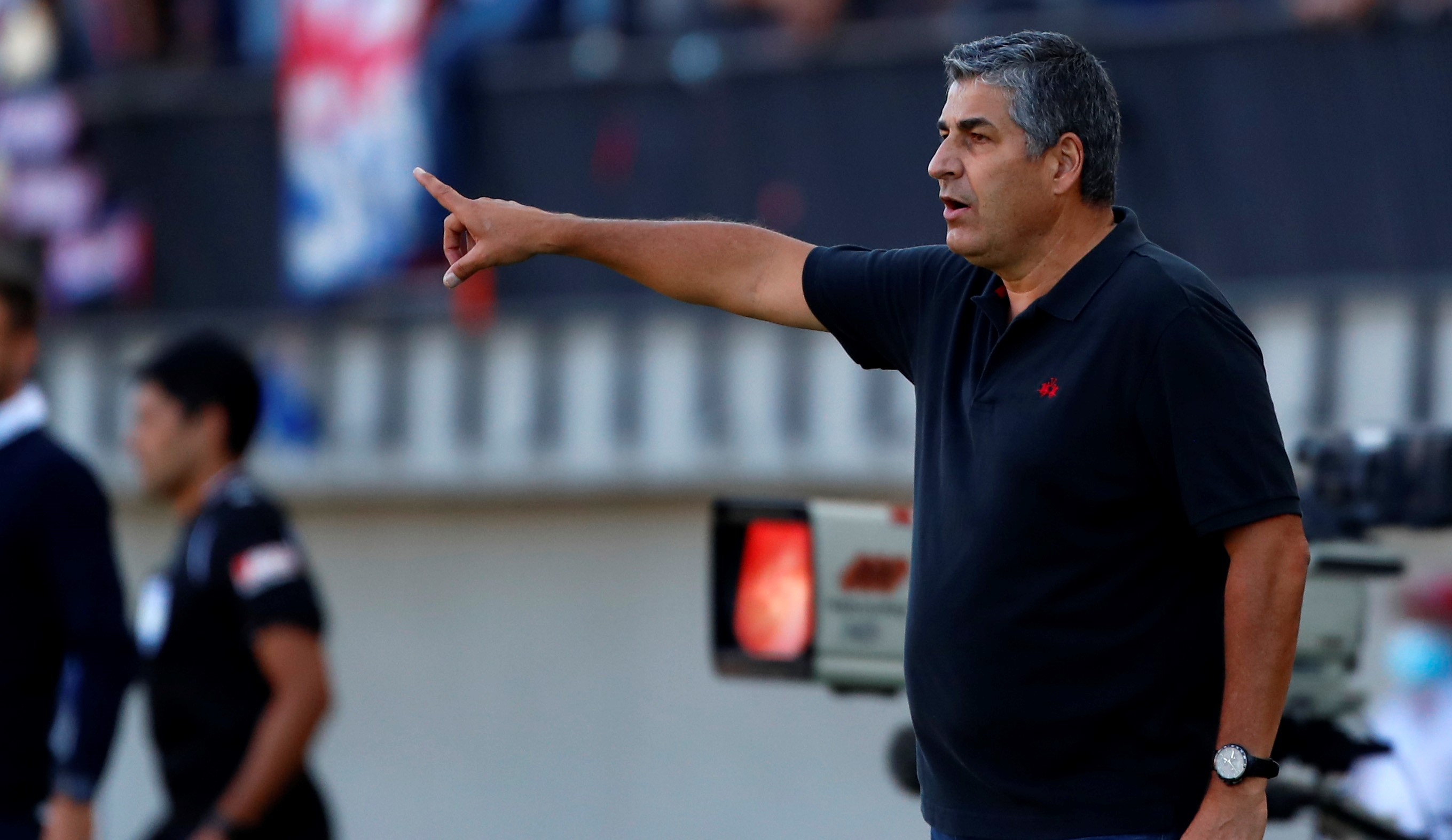 Escobar: Estamos buscando volantes mixtos y centrales para aumentar la competencia del plantel