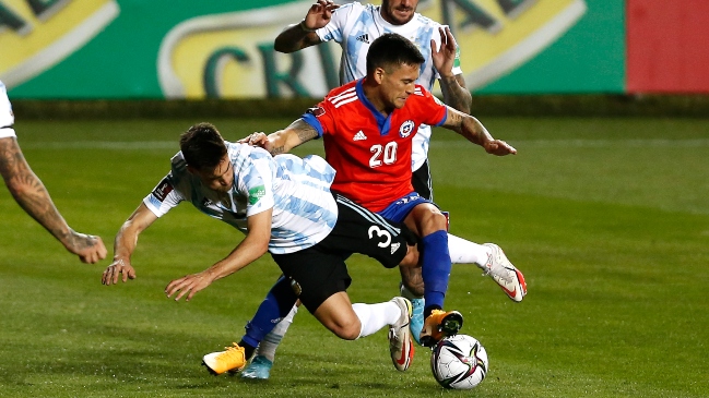 Charles Aránguiz abandonó práctica de Bayer Leverkusen y preocupa otra vez en la Roja