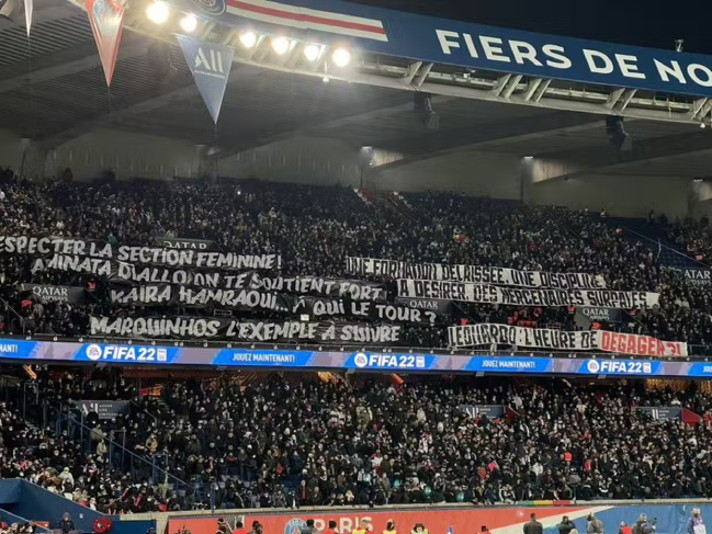 Barristas de PSG se manifestaron con lienzos contra jugadores y dirigentes: “Mercenarios”