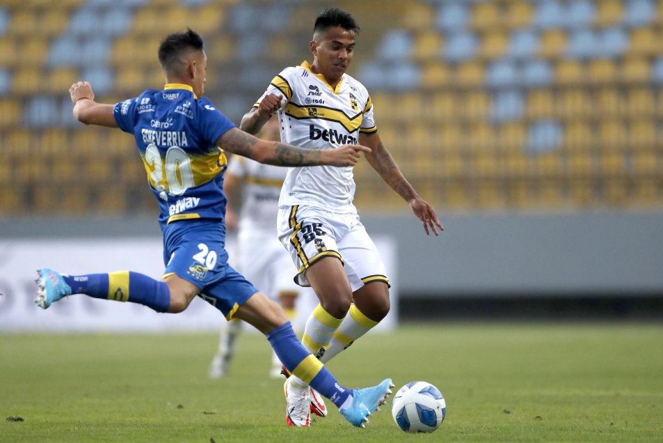 Echeverría y Di Yorio dieron el triunfo a Everton en un intenso duelo contra Coquimbo en Viña del Mar