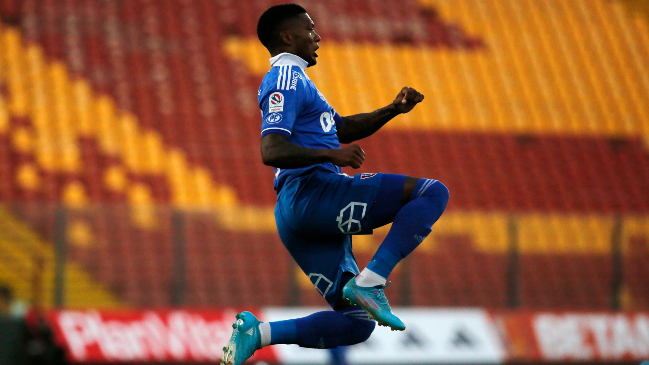 Junior Fernandes definió con gran categoría y adelantó a la U sobre Antofagasta