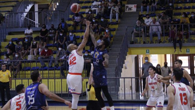 Atlético Puerto Varas venció a Español y sigue líder en la LNB