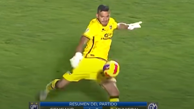 Portero chileno se lució con una extraordinaria asistencia desde su propia área en Perú
