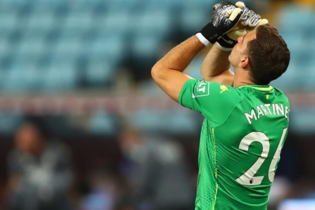 ¿Blooper? El insólito gol que le marcaron a Emiliano Martínez en derrota de Aston Villa frente a Newcastle