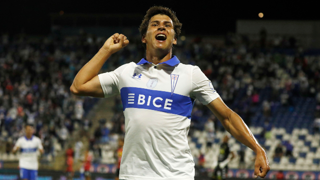 Gonzalo Tapia desniveló para la UC ante U. Española con una gran definición ante Mejía