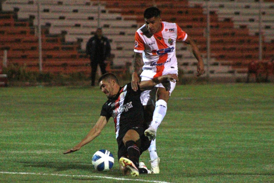 Curicó logró un histórico triunfo ante Cobresal en El Salvador para subirse a la cima del Campeonato