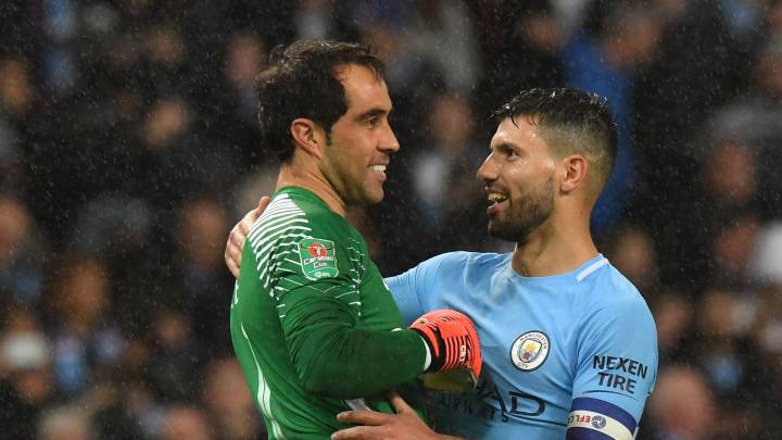 Claudio Bravo y Sergio Agüero tuvieron nuevo intercambio por espectacular atajada de 2016