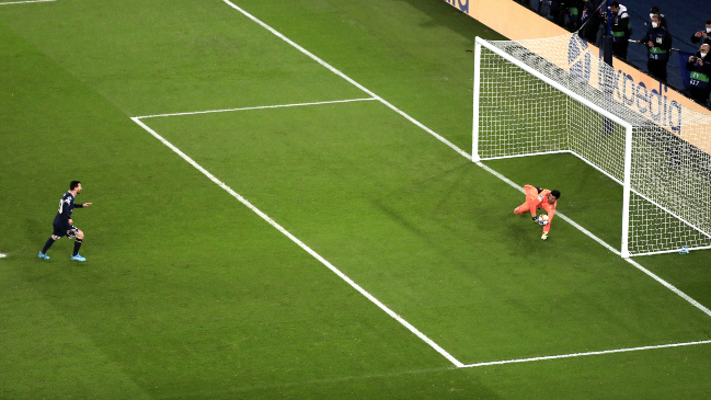 ¡No todo fue brillante! Lionel Messi erró un penal ante una tremenda atajada de Thibaut Cortois