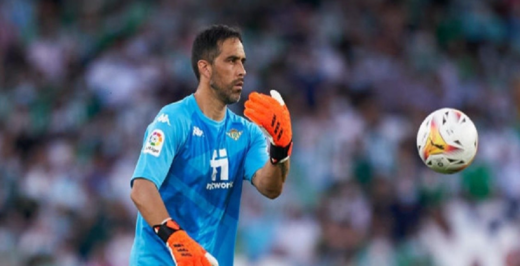 Buena noticia para La Roja: Claudio Bravo volvió a las prácticas en Real Betis
