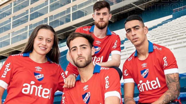 Nacional de Uruguay presentó su segunda equipación de plástico reciclado